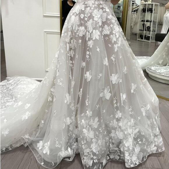 Wedding gown - Picture 8 of 9